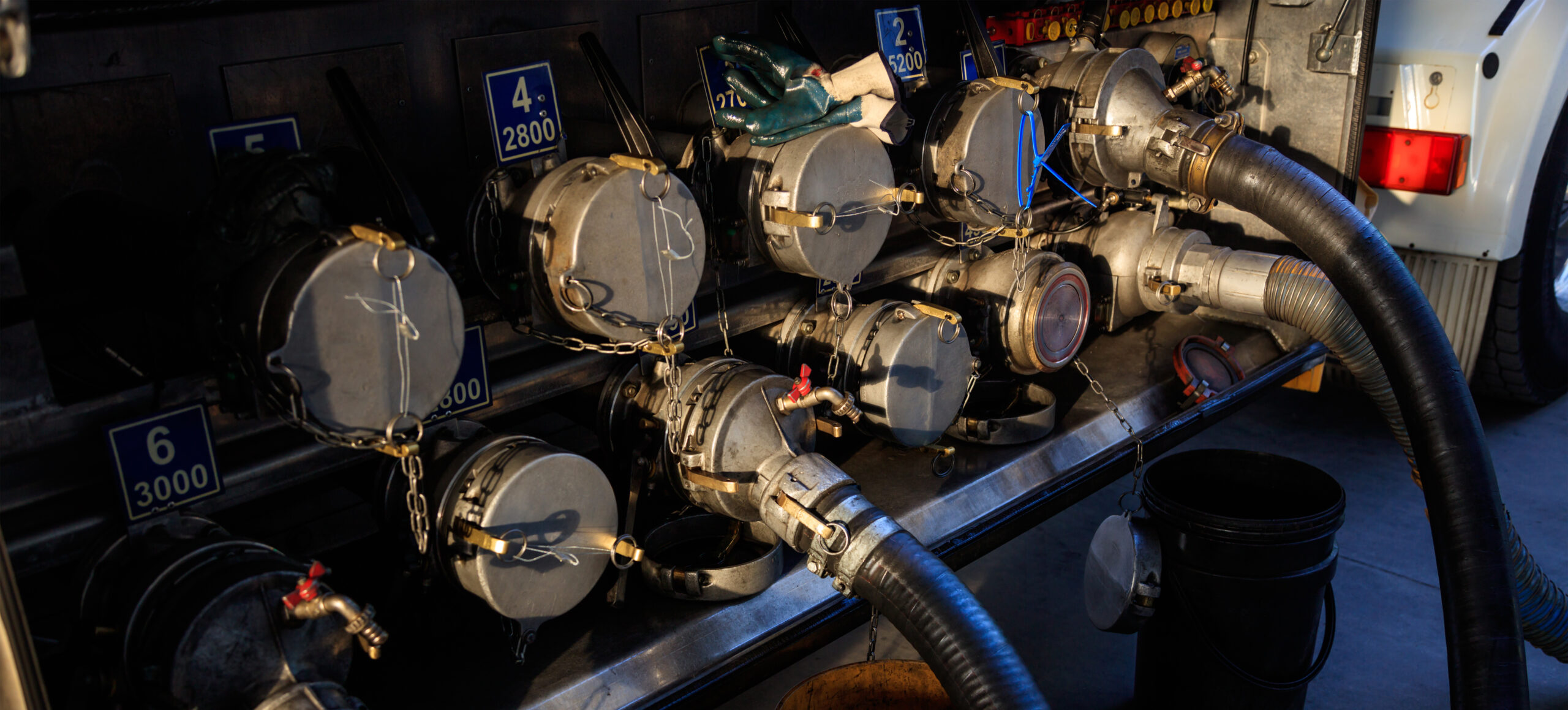 Pompa paliwowa w cysternie z podłączonymi do tej pompy wężami do pompowania paliwa